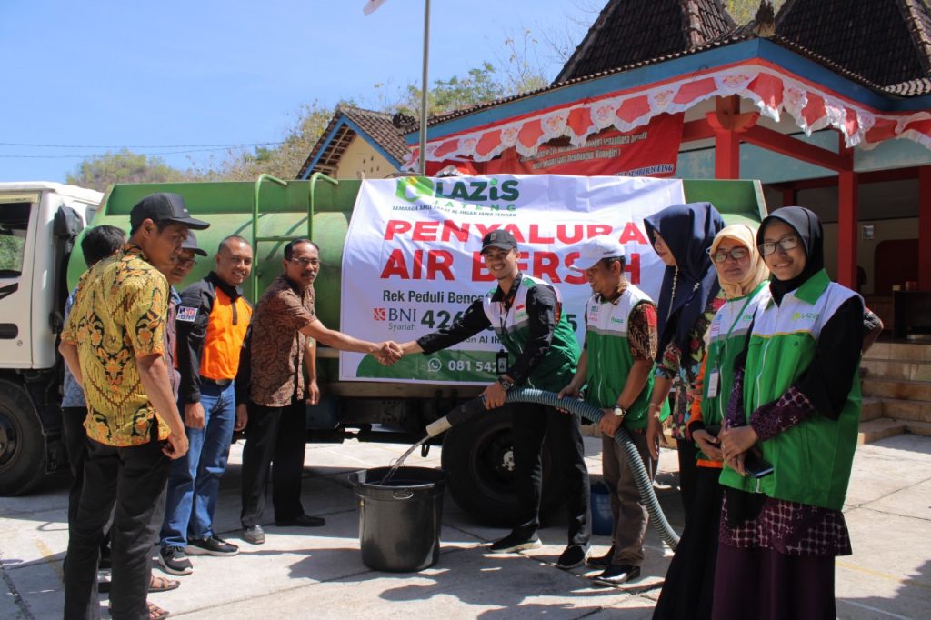 Lazis Jateng dan Java Rescue Salurkan Bantuan Air Bersih di Sejumlah Daerah di Jawa Tengah