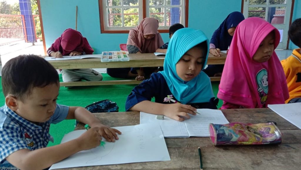 Bersama Lazis Jateng Cabang Magelang, Remaja Bugangan Bantu Anak-Anak  Belajar