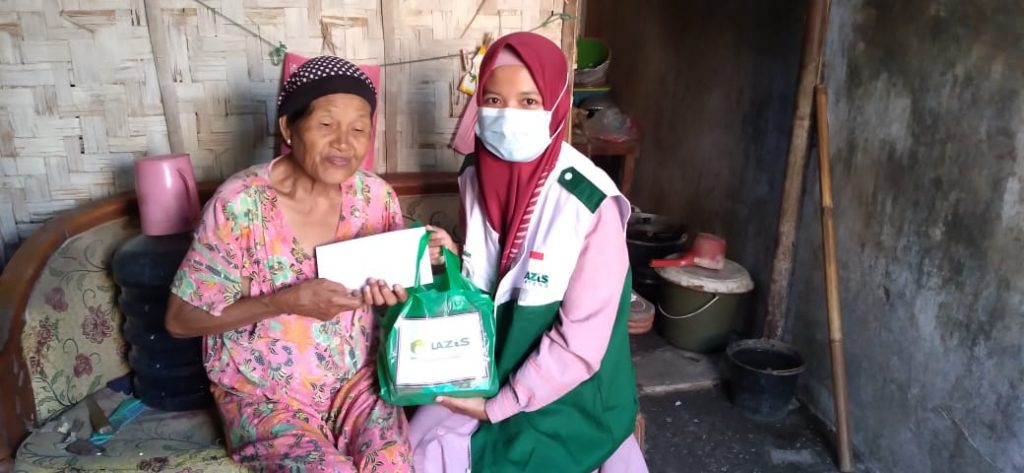 LAZiS Jateng Hadiahkan Paket Sembako untuk Lansia di Pemalang