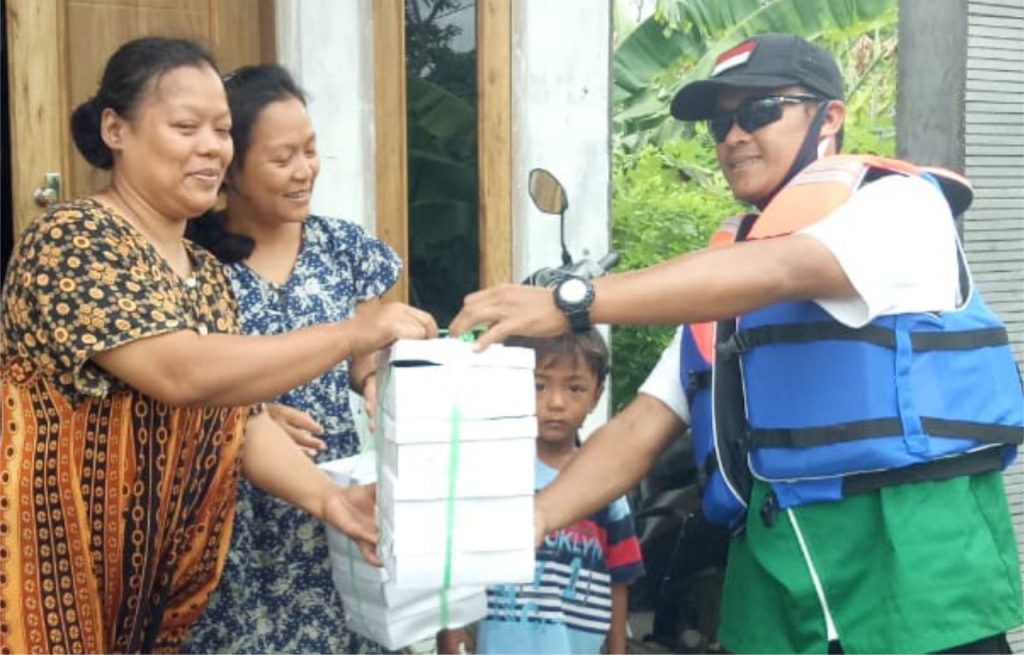 Tanggap Banjir Cilacap, LAZiS Jateng Salurkan Sajian Bergizi ke Penyintas