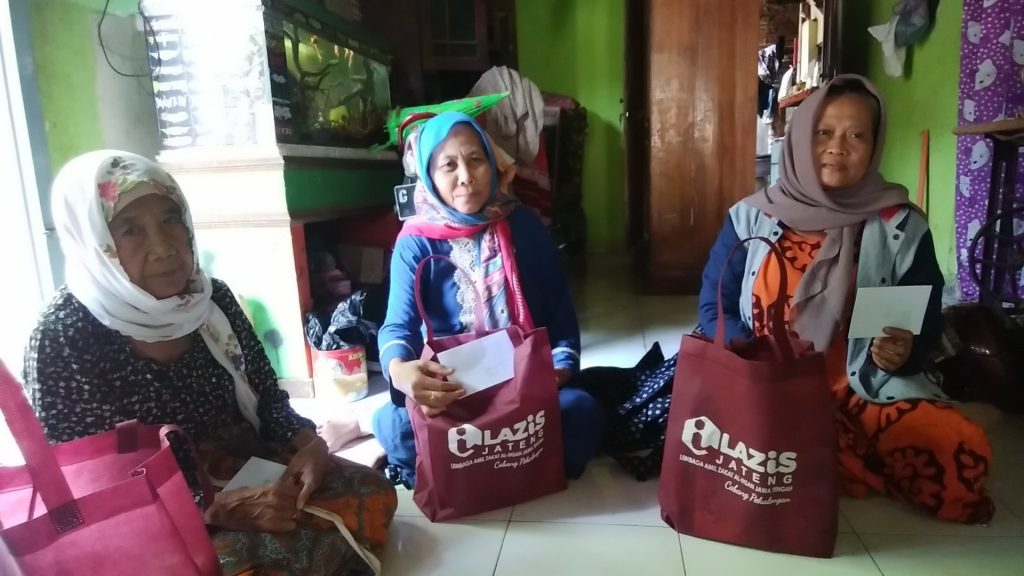 Maknai Hari Ibu, LAZiS Jateng Berikan Paket Sembako untuk Janda Lansia