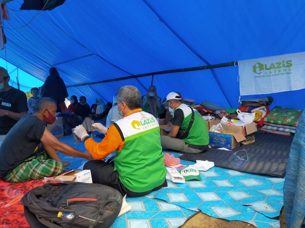 Tempuh Berjam-jam Perjalanan, Relawan Medis LAZiS Jateng Datangi Daerah Terisolir