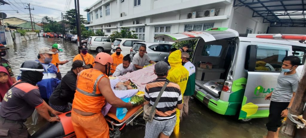 Semarang Banjir, LAZiS Jateng Bantu Evakuasi Warga
