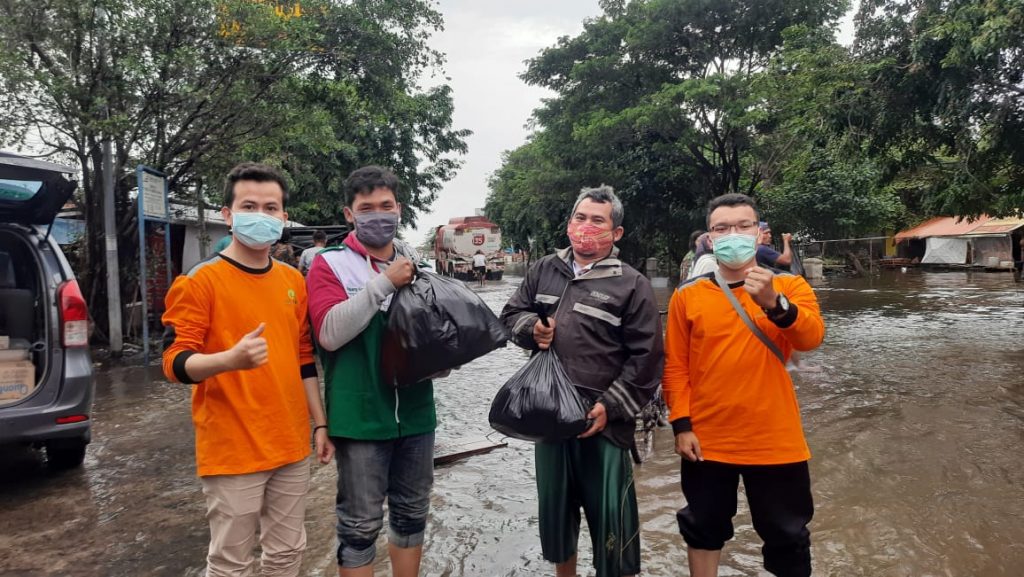 Banjir Semarang, LAZiS Jateng Beserta Relawan Bahu Membahu Berikan Bantuan