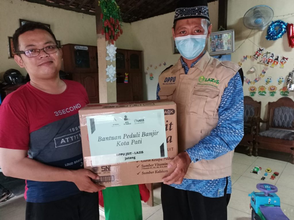 Ratusan Rumah Masih Terendam Banjir, LAZiS Jateng dan DPPU JSIT Distribusikan Sembako