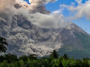 Innalilahi, Gunung Merapi Kembali Erupsi, Luncurkan Awan Panas & Abu Vulkanik.