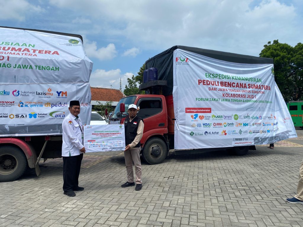 Kanwil Kemenag Jateng Berkolaborasi dengan FOZ dan LAZiS Jateng Berangkatkan dua Truk Kemanusiaan Peduli Sumatra Jilid 1