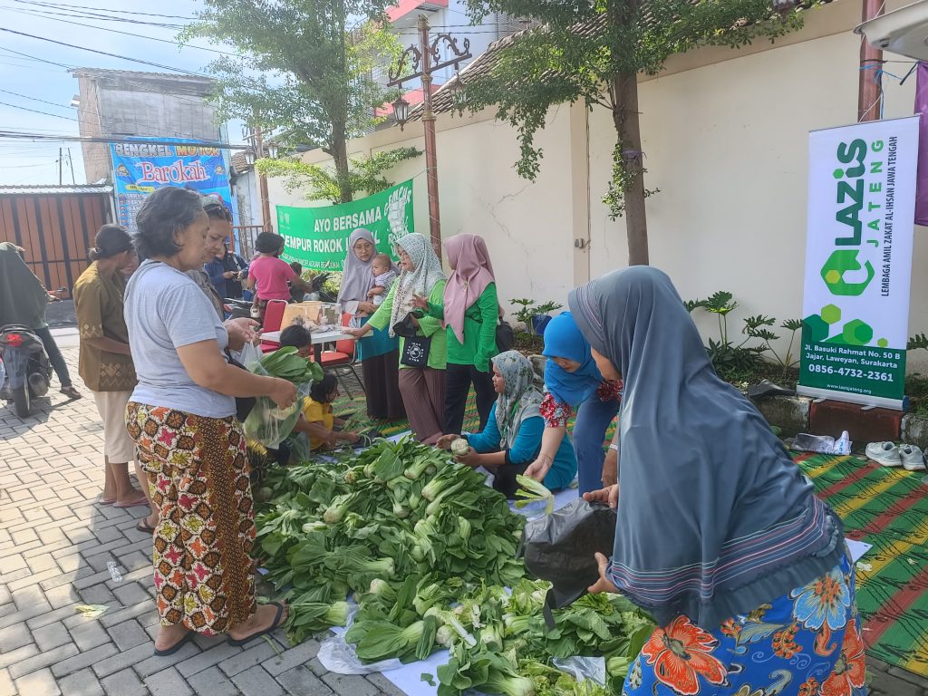 Berbagi Sayur Segar untuk Warga Kadipiro Surakarta