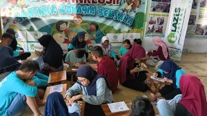 Anak-anak difabel sedang belajar membuat karya seni