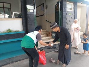 50 Paket Nasi untuk Jama’ah Hiasi Momen Jumat Berkah