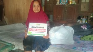 Ringankan Kebutuhan Harian, 10 Lansia di Grobogan Terima Sembako